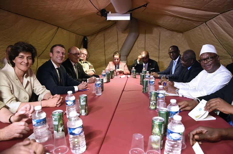 إيمانويل ماكرون ونظيره المالي خلال زيارة للقوات الفرنسية في باماكو