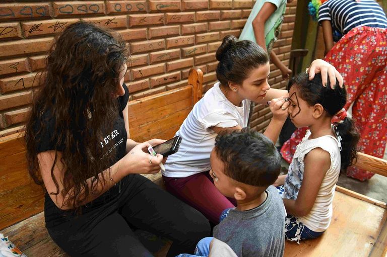 لعبة البلياتشو ضمن فقرات الاحتفال أمام الكنيسة