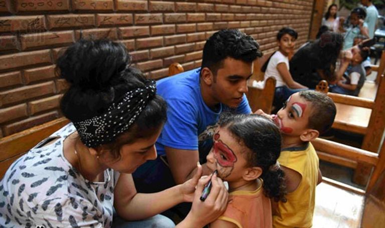 لعبة البلياتشو ضمن فقرات الاحتفال أمام الكنيسة