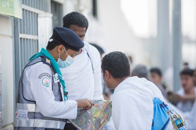 الكشافة السعودية ترشد الحجاج