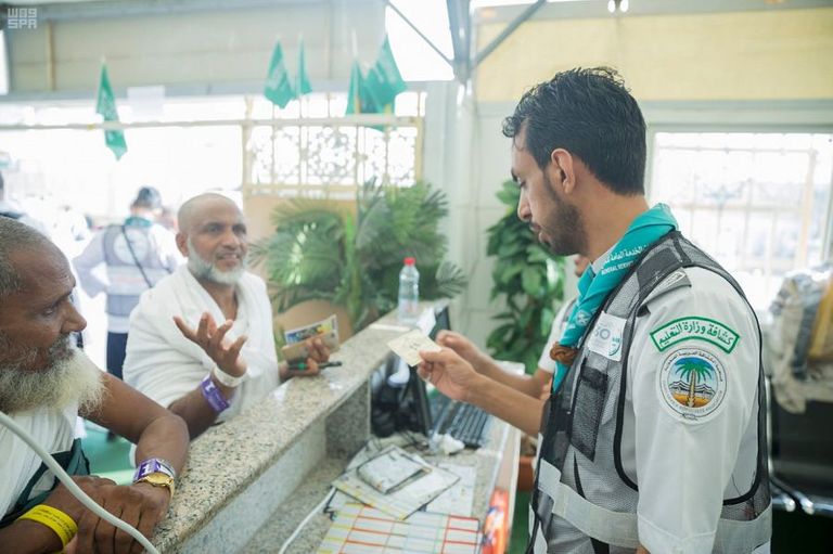 الكشافة السعودية ترشد الحجاج