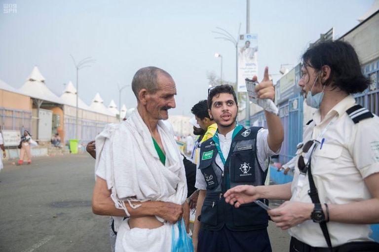 الكشافة السعودية ترشد الحجاج