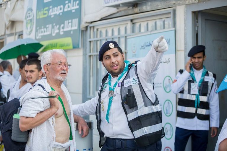 الكشافة السعودية ترشد الحجاج