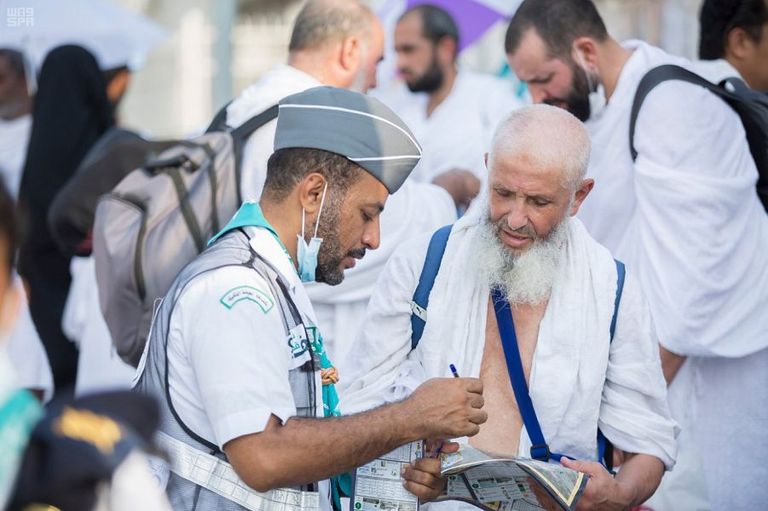 الكشافة السعودية ترشد الحجاج