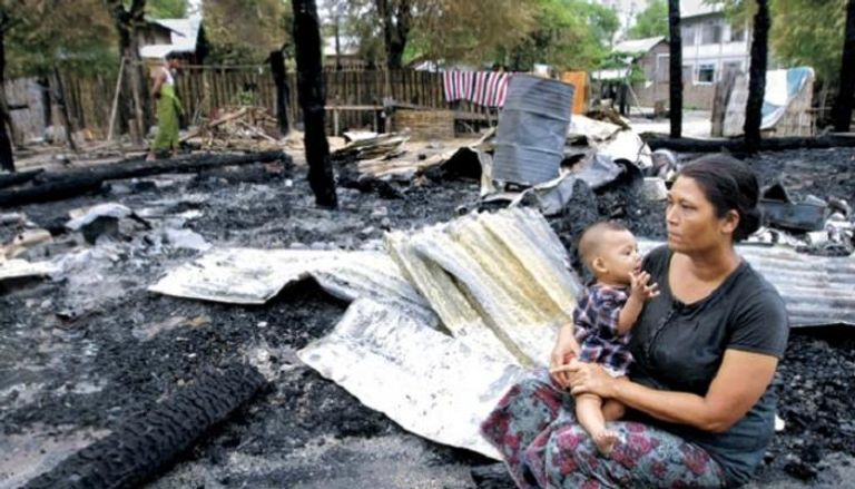 سيدة من الروهينجا تجلس وسط ركام منزلها بعد حرقه