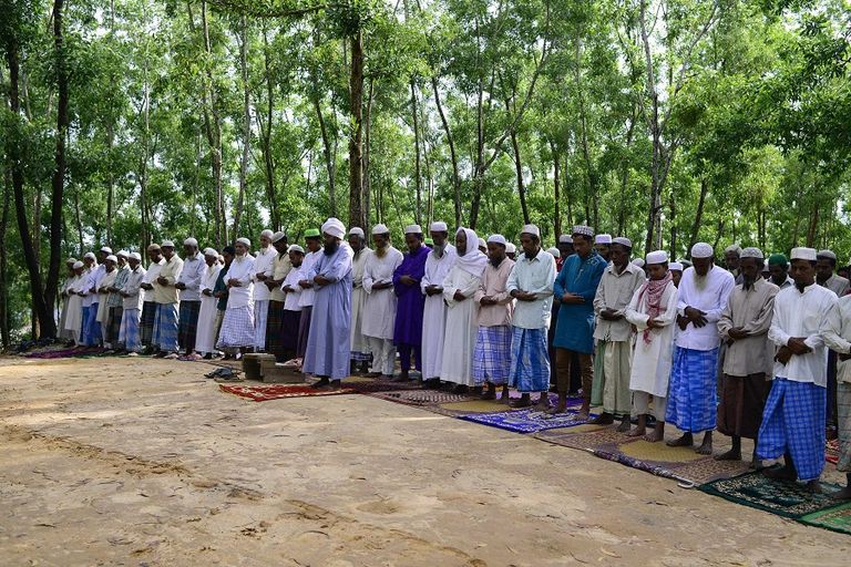 مسلمو الروهينجا يؤدون صلاة العيد