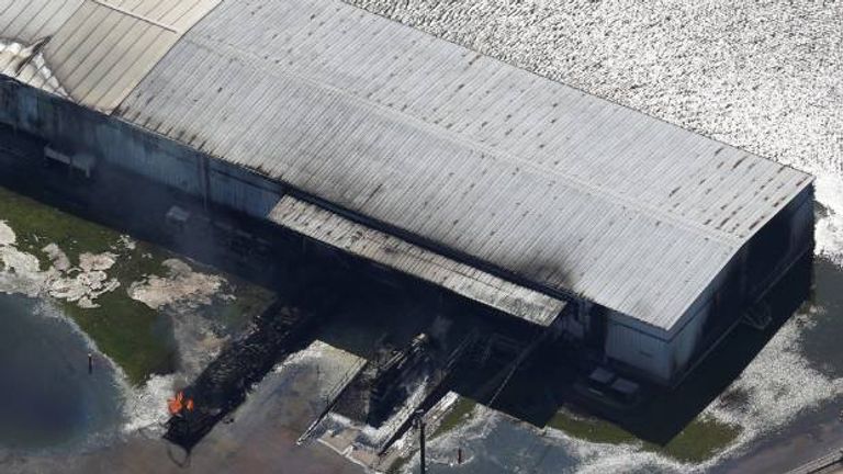 نار وأعمدة دخان تتصاعد من المصنع