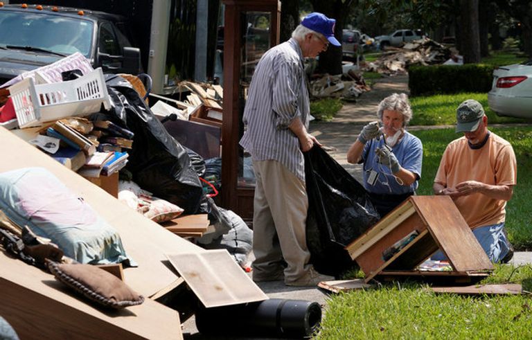 عمليات إزالة آثار الإعصار في تكساس (رويترز)