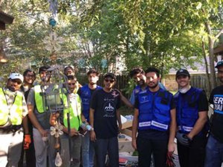 المسلمون يضحون بإجازة العيد ويساعدون متضرري إعصار هارفي