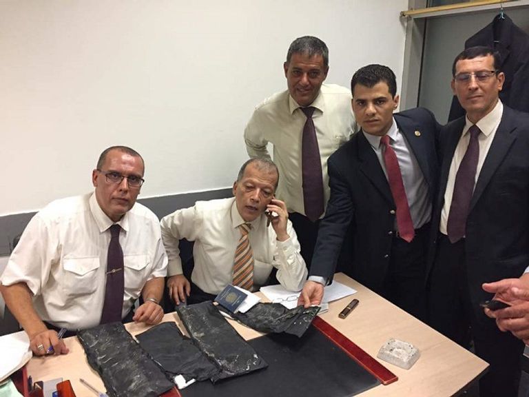 رجال الجمارك بمصر خلال ضبط المخدرات