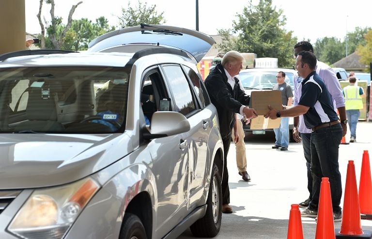 ترامب وزوجته خلال وصولهما هيوستن- أ. ف. ب