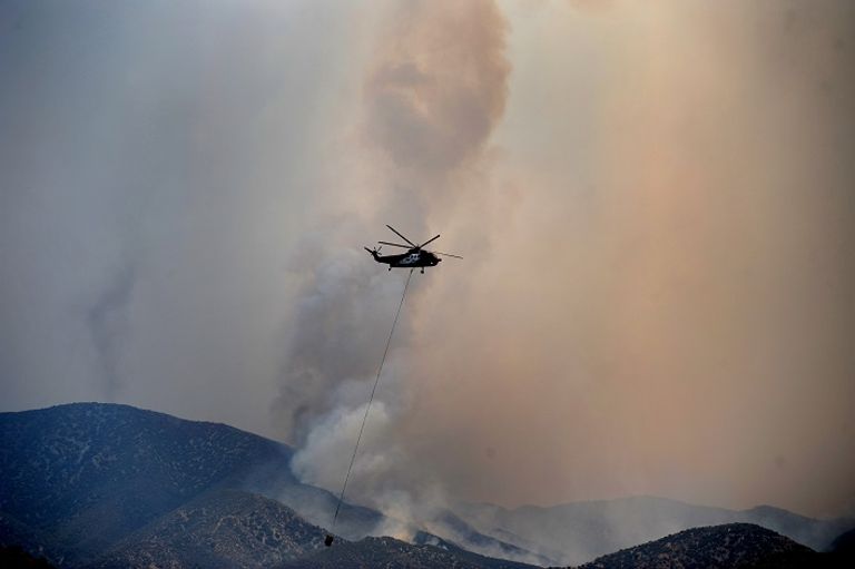 رجال الإطفاء خلال محاولة السيطرة على الحريق - أ. ف. ب