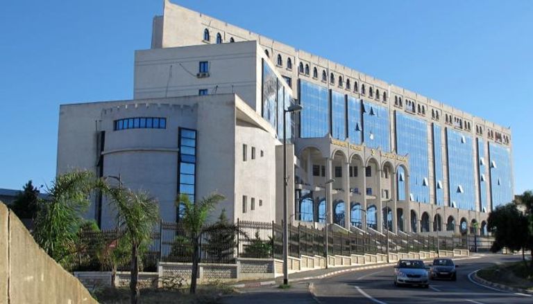 الجزائر تصدر قرارا بفرض الزي "المحتشم" في الجامعات