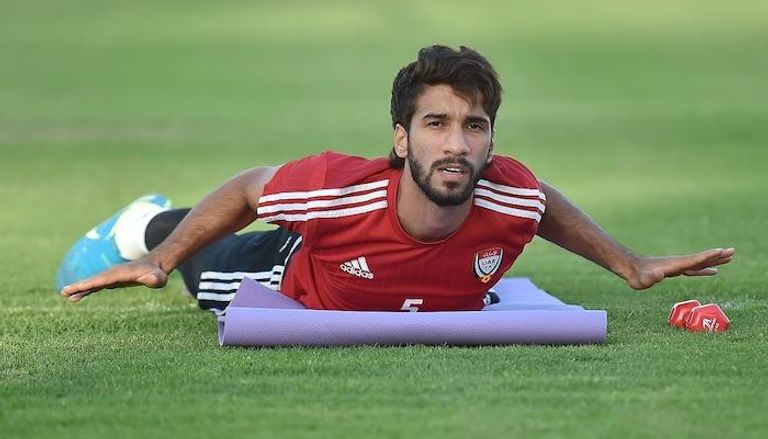 طارق أحمد خلال تدريبات الأبيض
