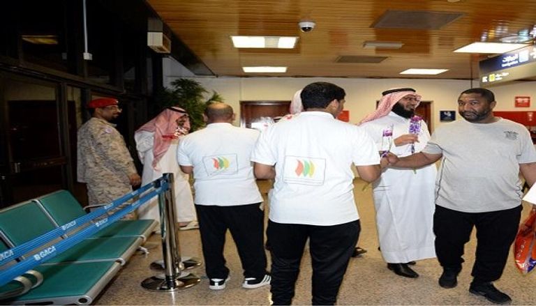 استقبال بالورود لحجاج قطر في الأحساء ومخاوف من العقاب في الدوحة