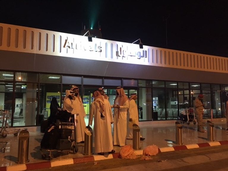 استقبال بالورود لحجاج قطر في الأحساء ومخاوف من العقاب في الدوحة