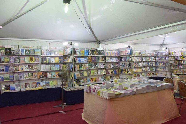 جانب من جولة وزير الثقافة بالمعرض