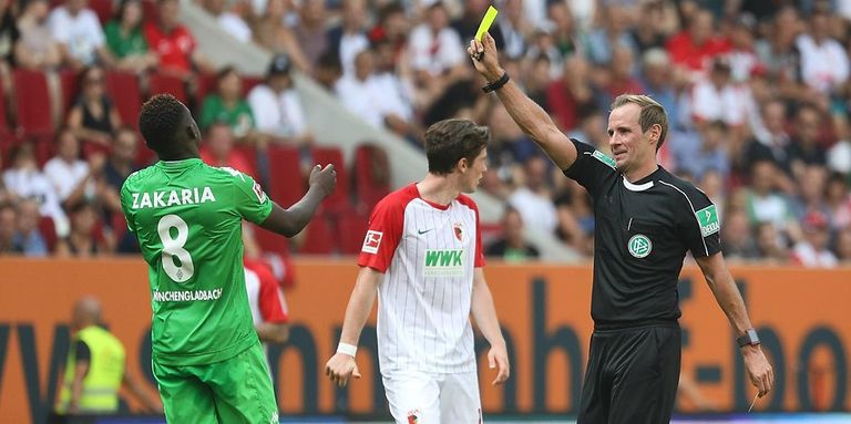 بطاقة زكريا أمام كولن