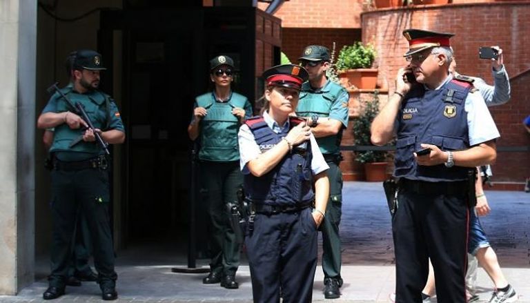 صورة أرشيفية لعناصر من الشرطة الإسبانية