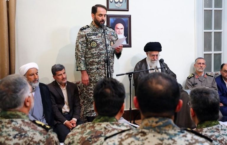 خامنئي يستقبل وفدا من قوات الدفاع الجوي