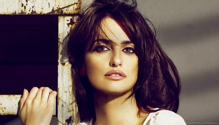 الممثلة الأمريكية بينيلوبي كروز بالشعر القصير
