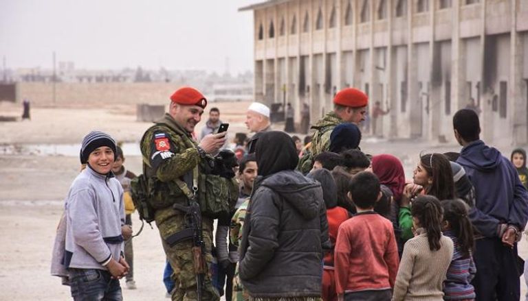 أفراد الشرطة العسكرية الروسية مع الأطفال فى عفرين