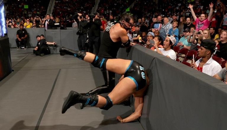 إيه جيه ستايلز يحتفظ ببطولة الولايات المتحدة