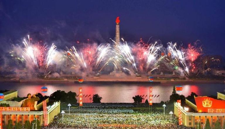 سماء بيونج يانج تلونت بألوان بهيجة خلال الاحتفال