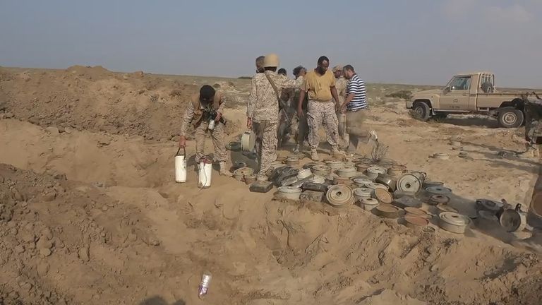 عملية تطهير ألغام في ميدي باليمن