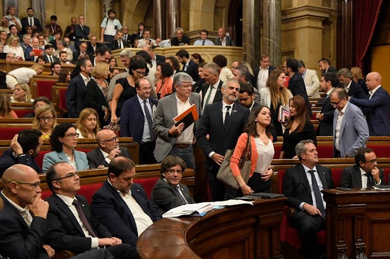 نواب بالبرلمان يعلقون علم الإقليم - أ. ف. ب