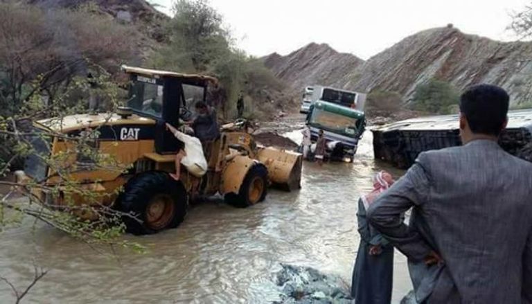 السيول تجرف المواطنين وسياراتهم باليمن