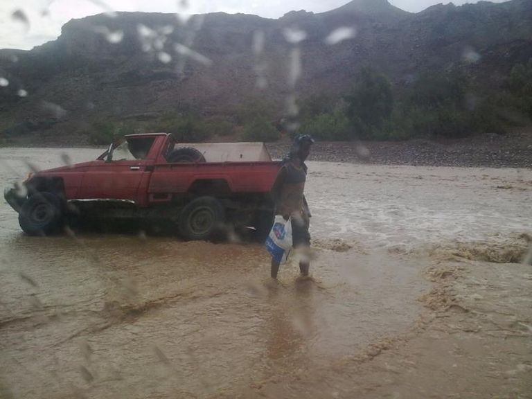 السيول تجرف المواطنين وسياراتهم باليمن