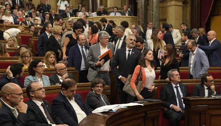 نواب البرلمان الكتالوني خلال التصويت على الاستفتاء - أرشيفية