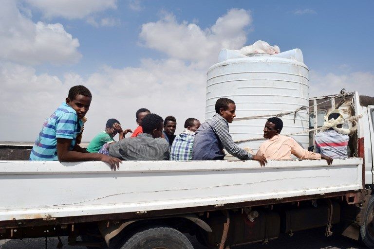 مهاجرون أفارقة خلال قبض قوات الشرعية عليهم بعد تسللهم لليمن معظم اللاجئين في اليمن من الشباب القادر على القتال (أ.ف.ب)