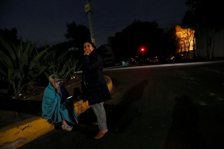 مكسيكيون يهرعون إلى الشوارع