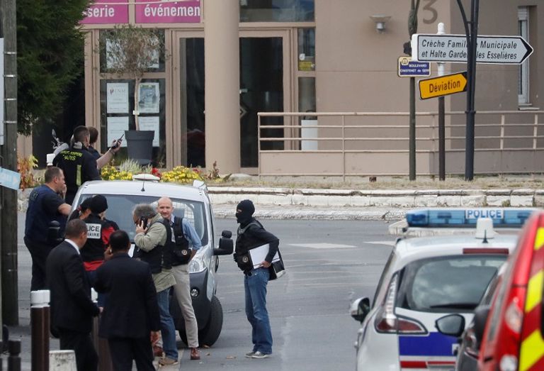 الشرطة الفرنسية خلال مداهمة موقع المعمل في باريس - أ. ف. ب