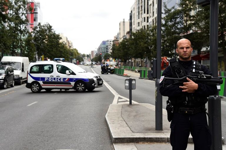 الشرطة الفرنسية خلال مداهمة موقع المعمل في باريس - أ. ف. ب