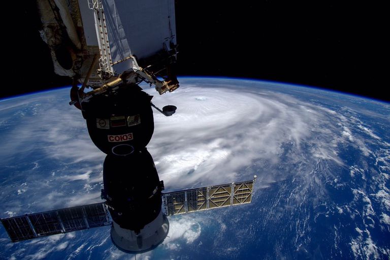 عمال إغاثة يتفقدون آثار إرما في الدومينيكان