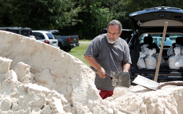 أكياس الرمل سلاح سكان فلوريدا لمواجهة إرما