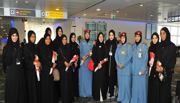 شرطة أبوظبي تستقبل حجاج الإمارات بالورود في المطار