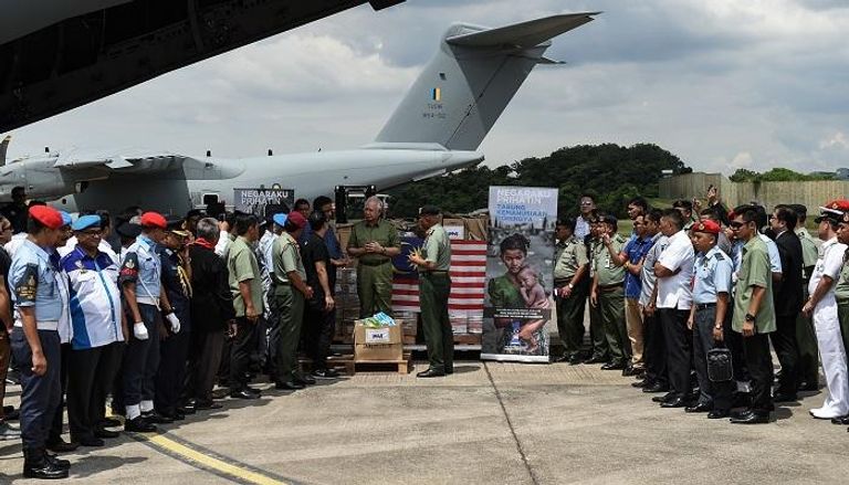 رئيس وزراء ماليزيا يشرف على نقل طائرتي مساعدات للاجئي الروهينجا