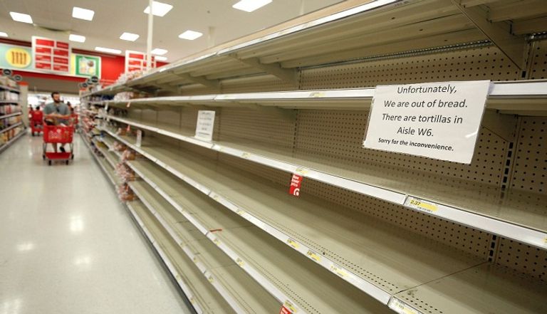 رفف خاوية وزبائن قلقون في متاجر فلوريدا قبل وصول إرما