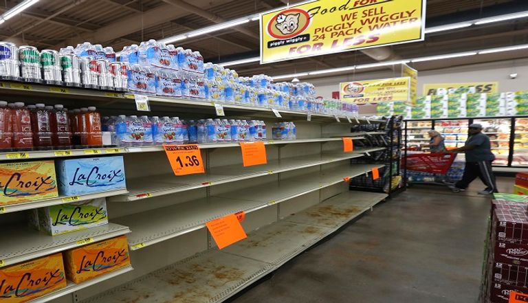 رفف خاوية وزبائن قلقون في متاجر فلوريدا قبل وصول إرما