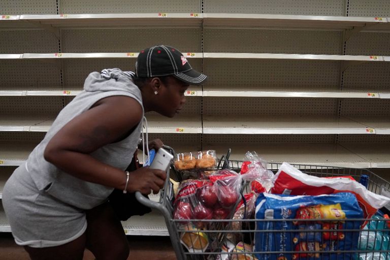 رفف خاوية وزبائن قلقون في متاجر فلوريدا قبل وصول إرما