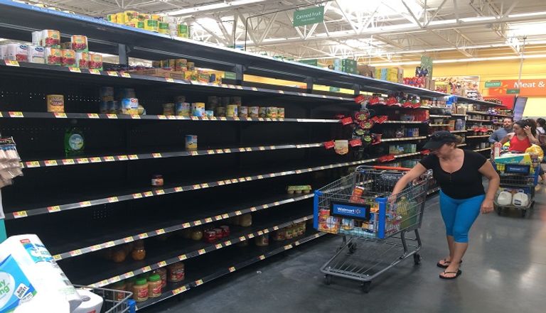 رفف خاوية وزبائن قلقون في متاجر فلوريدا قبل وصول إرما