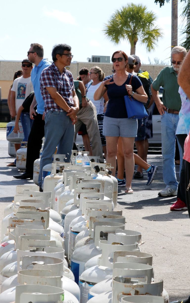 سكان فلوريدا يستبقون وصول إرما بطوابير قوارير الغاز