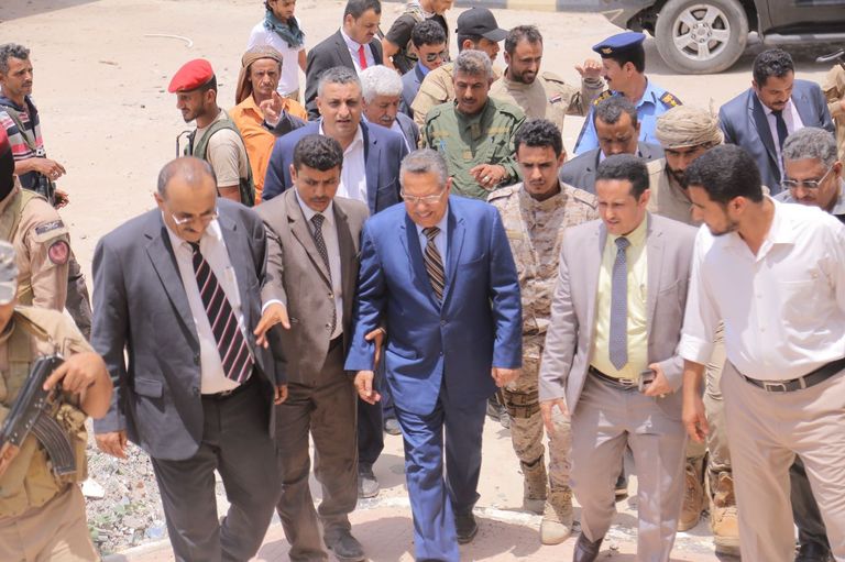 بن دغر يفتتح محطة الكهرباء