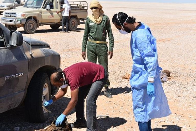 الجيش الليبي عثر على الجثث في الصحراء