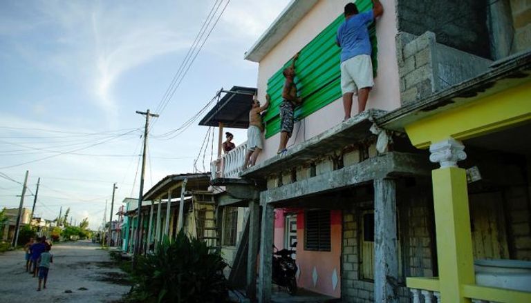 كوبيون يحمون النوافذ قبل وصول الإعصار "إرما"