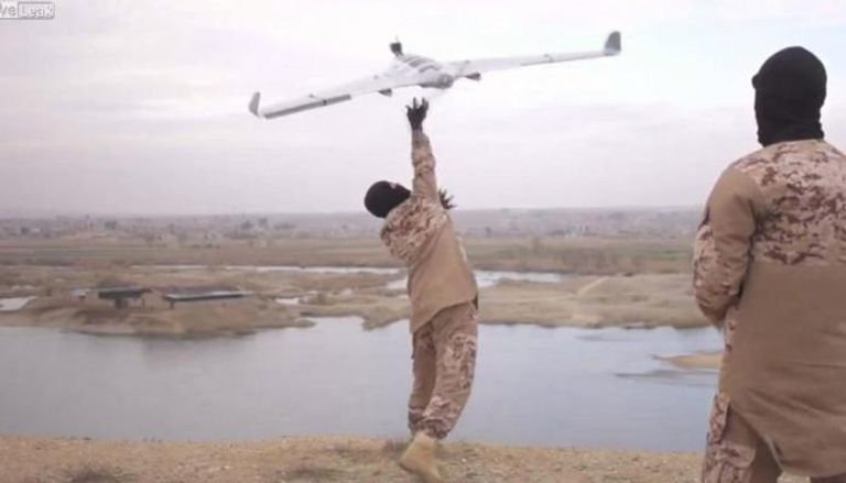 عناصر داعش يختبرون طائرة بدون طيار